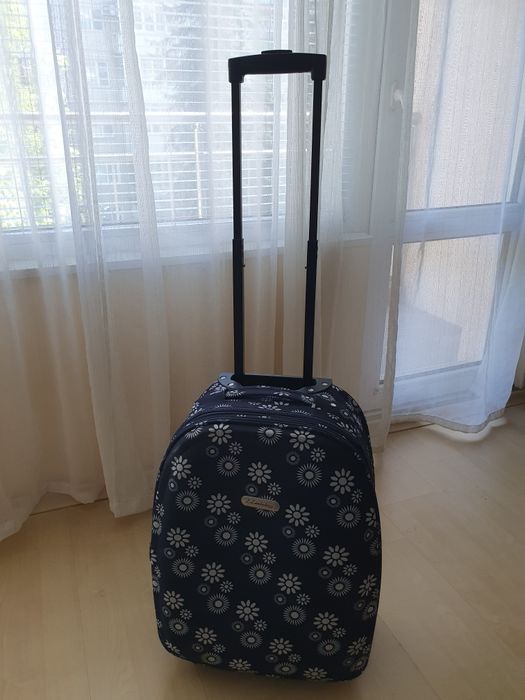 Куфар с телескопична дръжка.