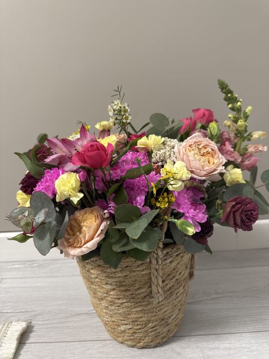 Цветы в корзине свежие