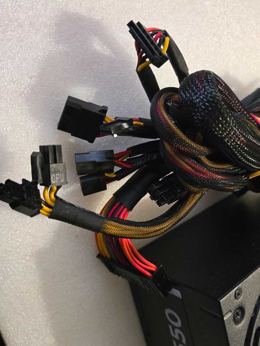 Sursa PC Corsair VS550 550W Active PFC 80 Plus cu 2 x PCI-E 6+2 Pini (8 pin)