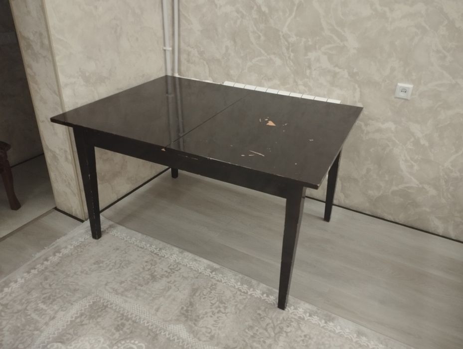 Стол из орехового дерева