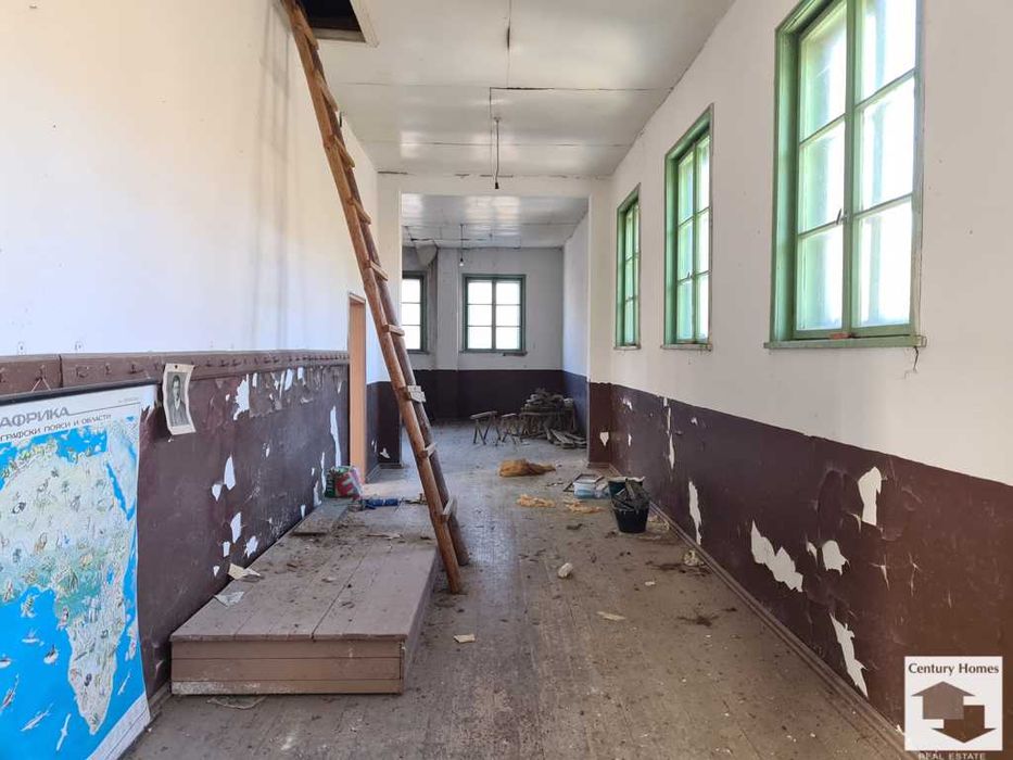 130033 Просторна двуетажна сграда, върху огромен парцел,  в с. Разсоха