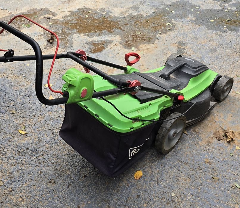 Mașină electrică de tuns iarba
