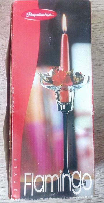 Стъклен свещник тип бокал с декорация от изкуствени цветя