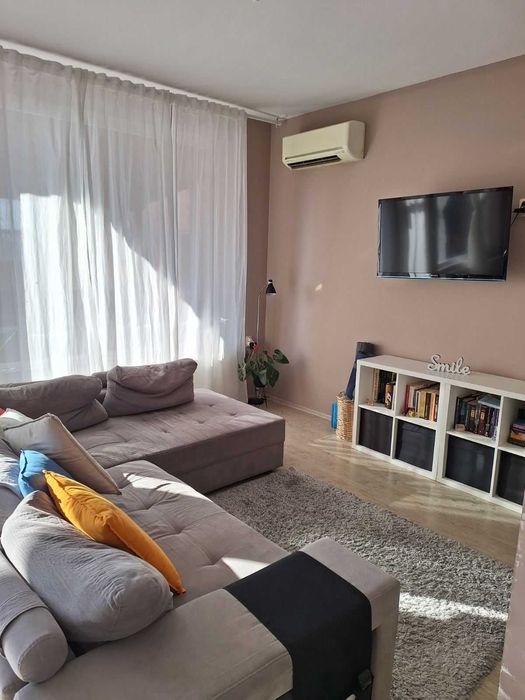 Двуетажна къща с озеленен двор