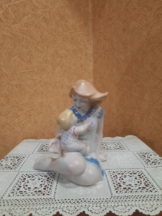 Фарфоровая статуэтка "Материнство" из серии " "Счастливое детство", По