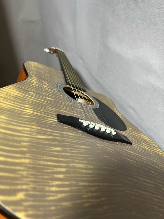 Yaxshi Akustik Gitara sotiladi