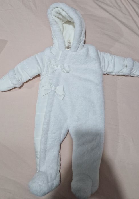 Vând combinezon bebeluși