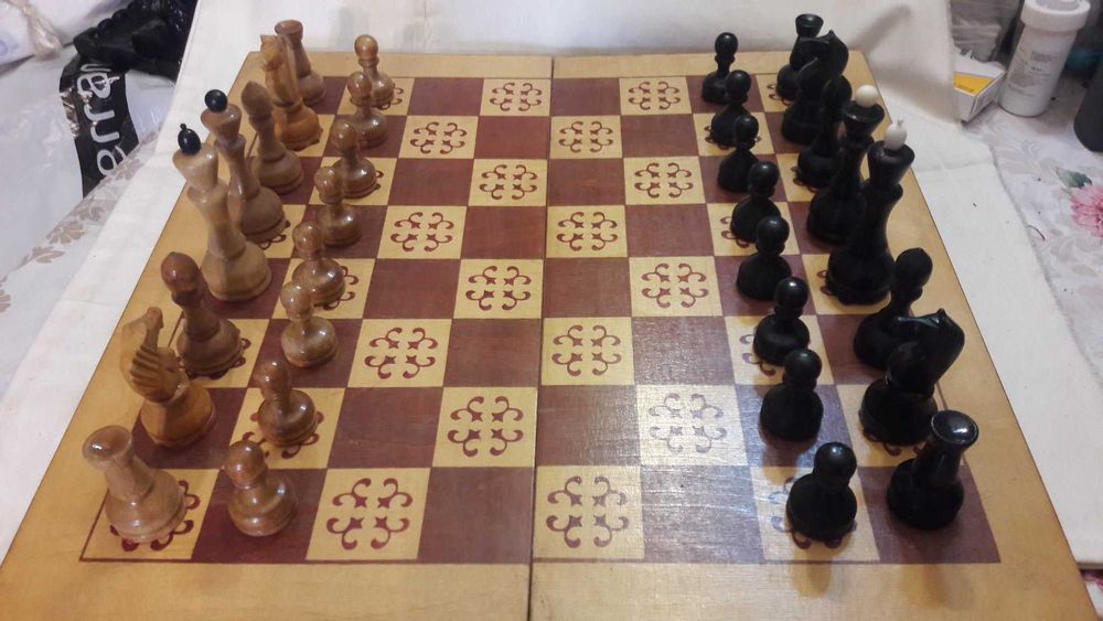 Шахматы в комплекте. 45 см на 45 см