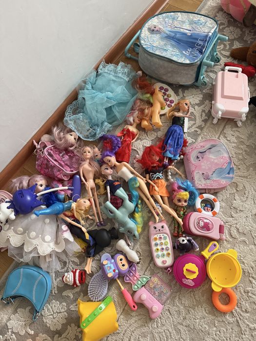 Отдам даром игрушки для девочек