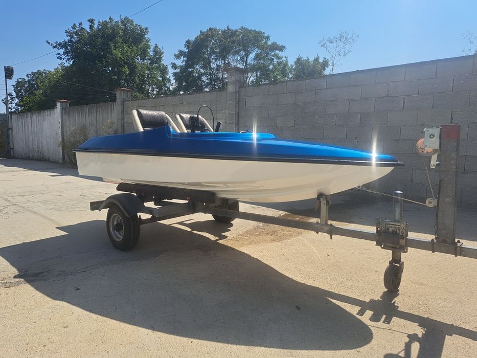 Лодка с двигател от джет