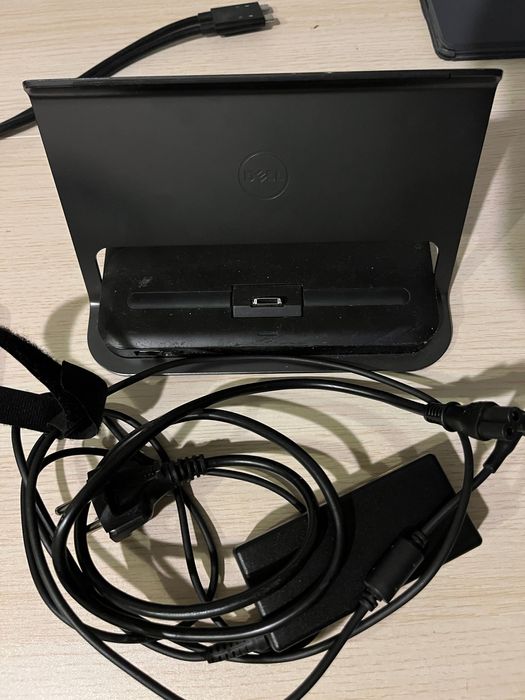 Venue 11 Pro cu Dock și alimentator