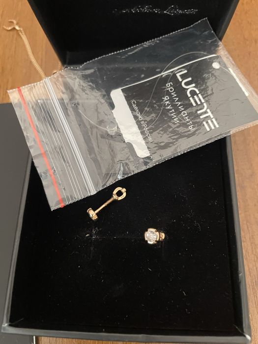 Серьги пусеты продам бриллиант
