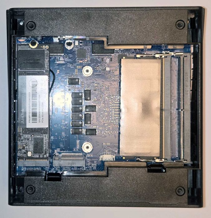 Продавам мини компютър Chuwi Ubox с Ryzen 5 6600H