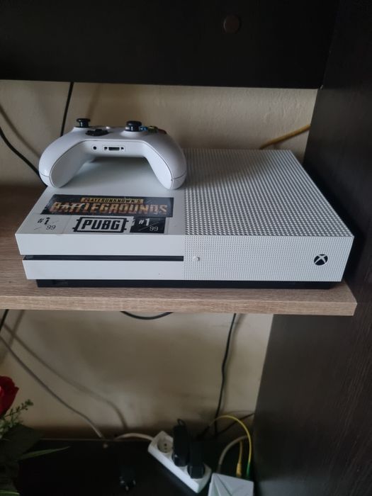 Vand xbox one s cu 2 tb editie limitata cu 10 jocuri si 2 manete