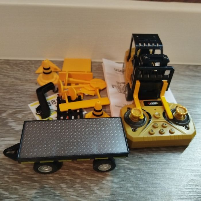 На радиоуправлении вилочный погрузчик