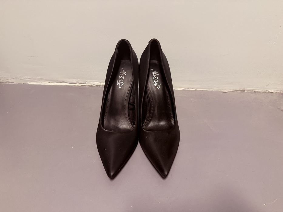 Черни токчета с камъни