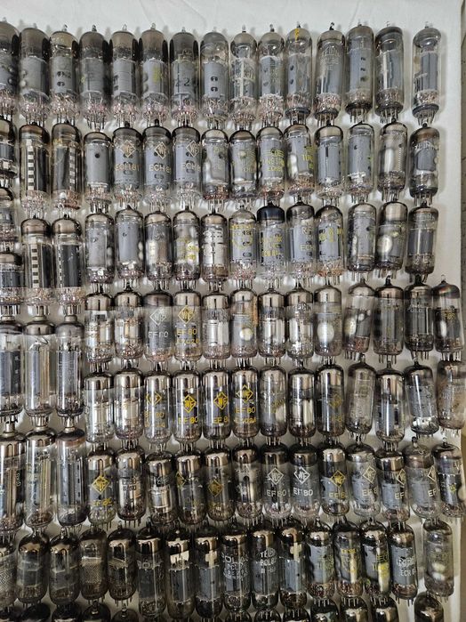 Лот: над 210 броя електронни лампи.
