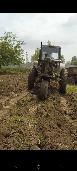 Belarus traktor sotiladi
