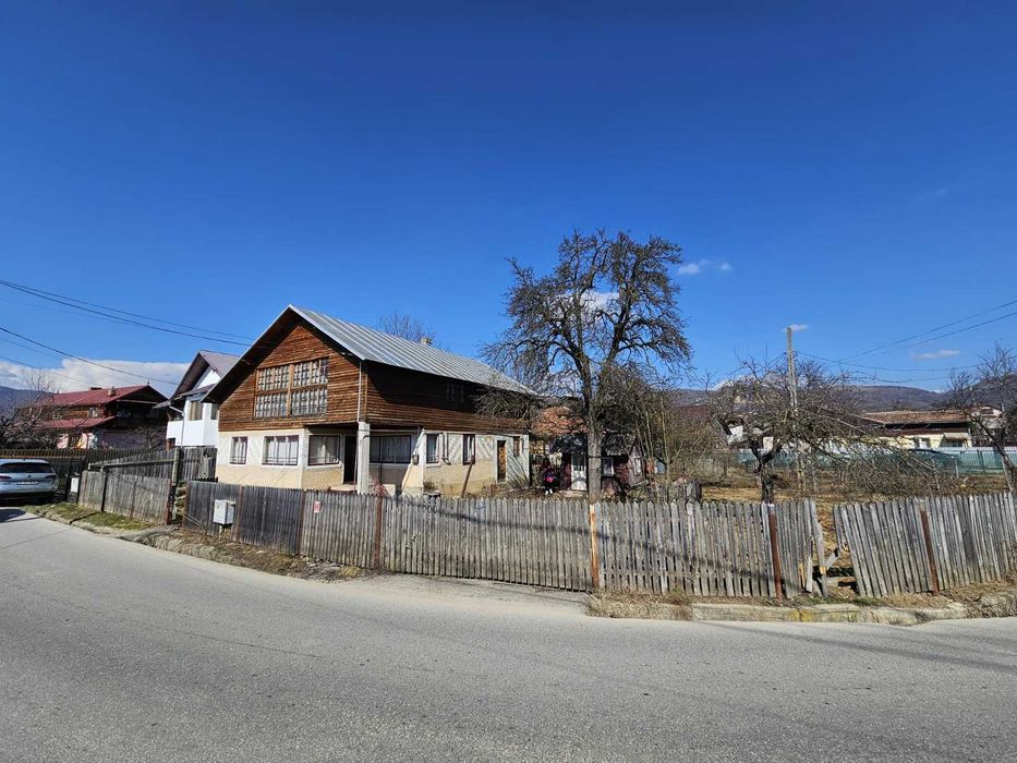 Casă cu teren 598 mp de vânzare în Comarnic | Vedere spre munte