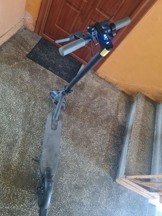 Vindem 2 trotinete electronice