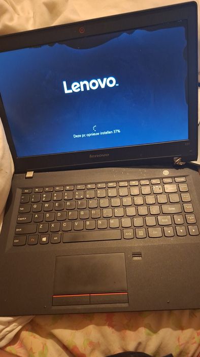 Продавам леново лаптоп работеш ама малко е счупен