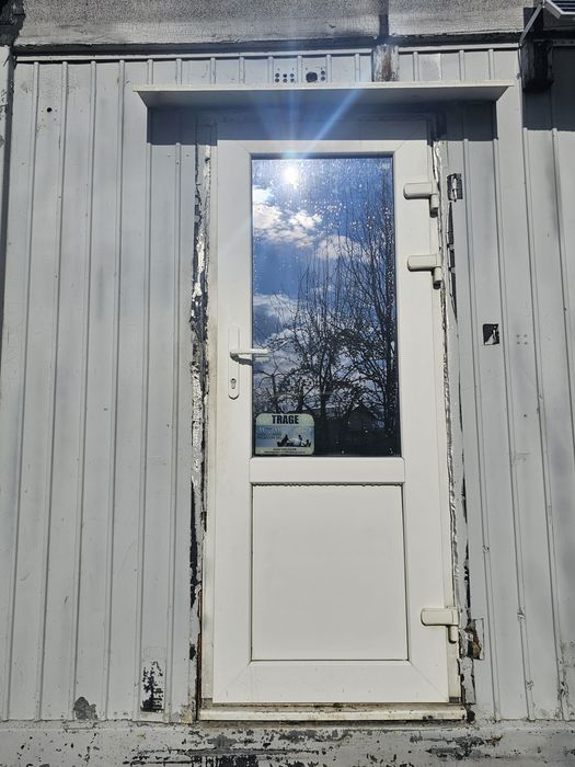 Termopan SH, ferestre cu sistem de rotobasculare, cu rulouri exterioare, un geam este format din 3 ochiuri, ușa este cu sistem de închidere,100/buc.