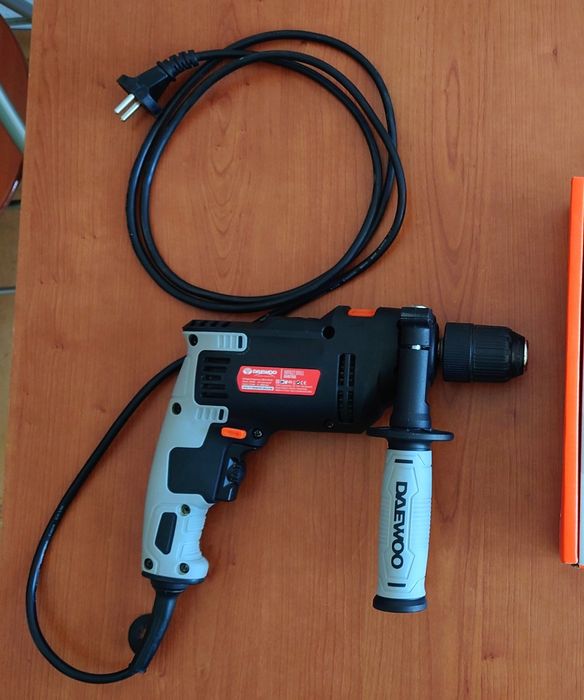 Сет от 2 бормашини, цена за двете: НОВА Бормашина Bosch Universal Impact 700W в куфар и Daewoo 750 вата DAID Impactdrill 750L