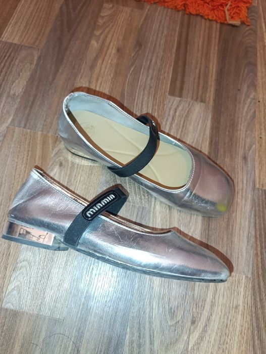 Кроссовки женские