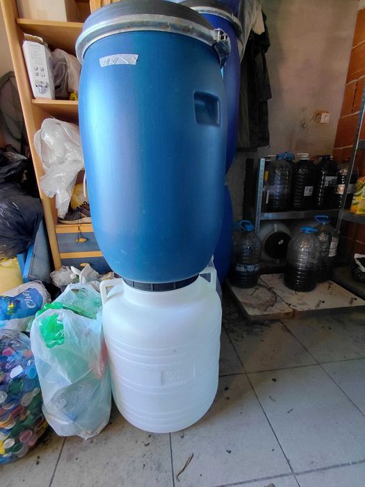 Пластмасови бидони от 120 (5 броя) и 60 (3броя) литра.