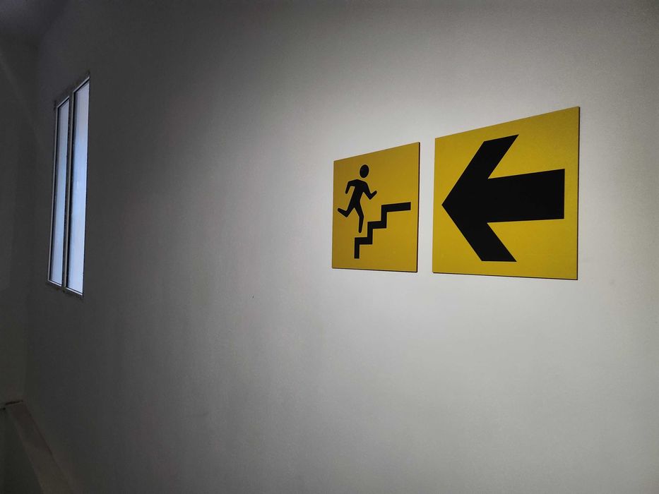 Тактильные таблички и знаки / Taktil belgilar va lavhalar