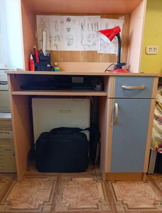 Cтол с надстройкой и полками