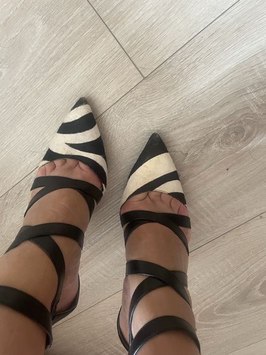 Черно бяло обувки 38-ми номер естествена кожа Guess