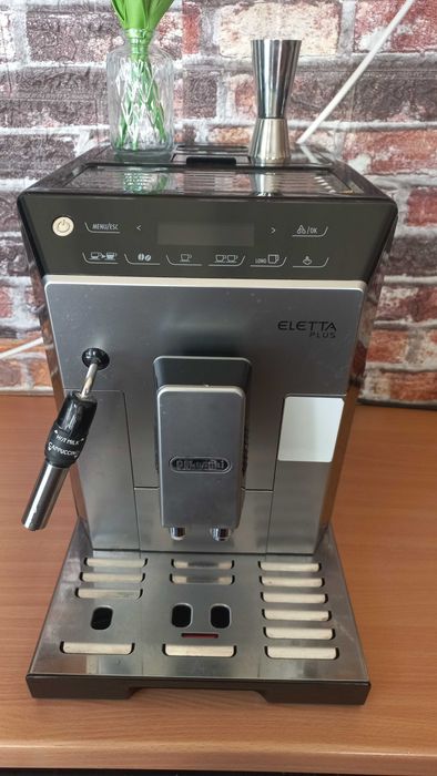 Автоматичен кафеавтомат De'Longhi Eletta Plus ECAM 44.620.S в сребристо и черно.