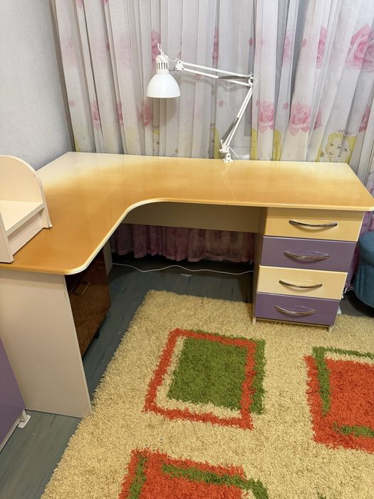 Учебный стол и шкаф.