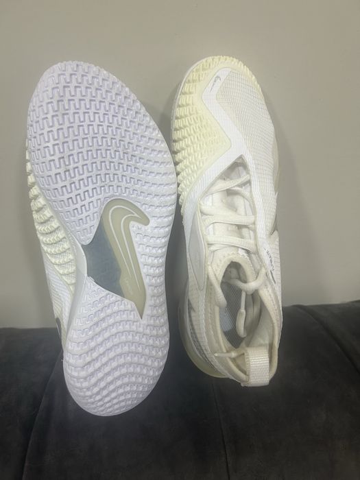 Маратонки NIKE нови.