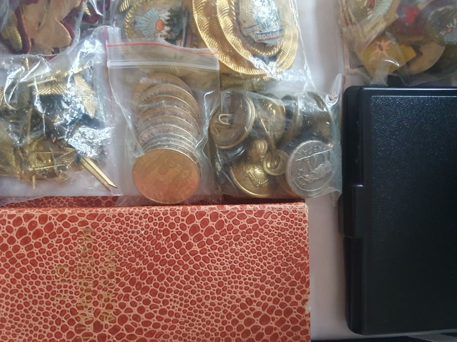 Vând monede vechi ,decorații ...