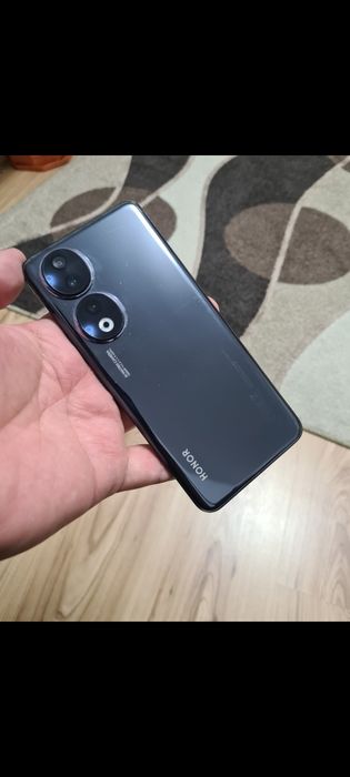 Honor 90..  256Gb 8Gb dualsim 5000mah 66W 200 megapixeli