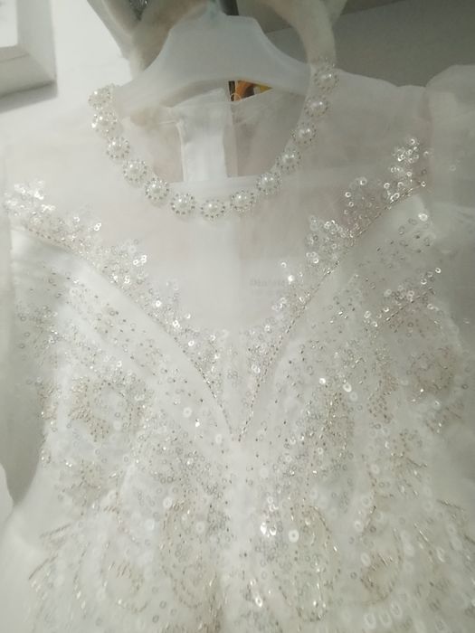 Rochiță fetite ocazie, alba, cu paiete și perle în gâtului, mărime 130