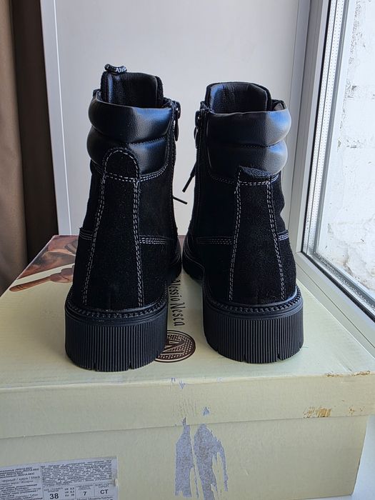 Ботинки 38 размер 3000 тенге.