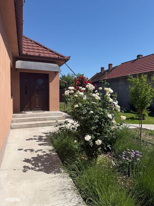 Casă complet renovată