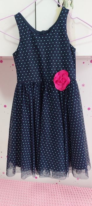 Продам нарядное платье на девочку  6-8 лет