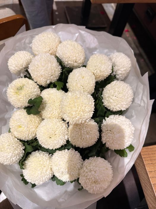 ОГРОМНЫЙ букет белоснежных хризантем,
