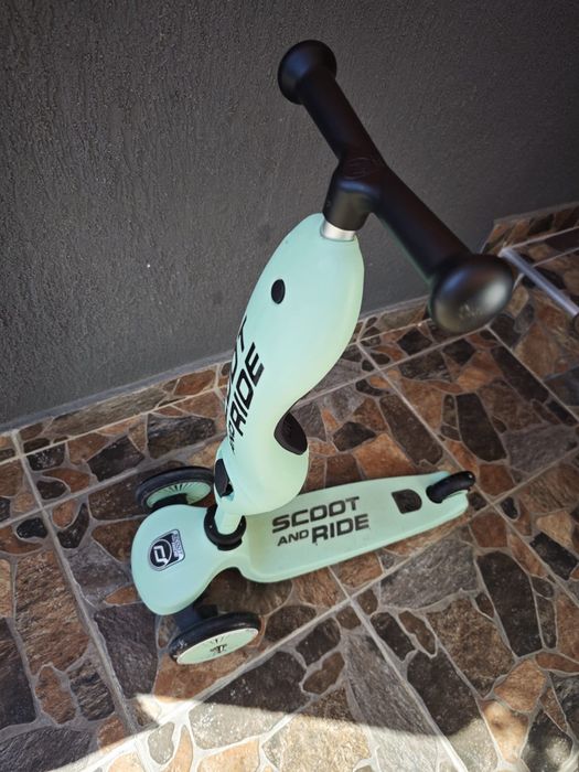 Trotineta scoot and ride împreună cu casca și ghiozdan
