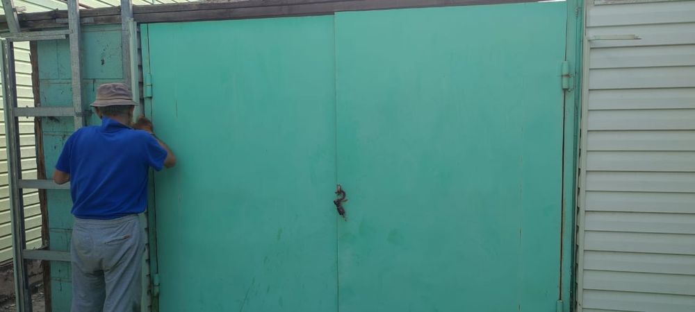 Продам ворота на гараж зеленые