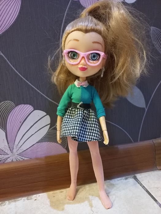 Кукла в очках с длинными волосами