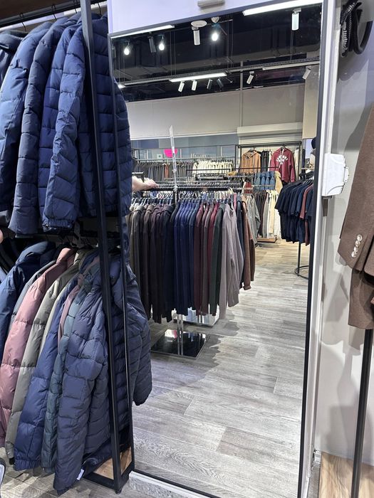 Большое напольное зеркало в металлической раме