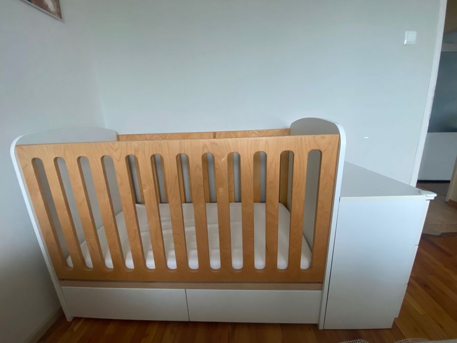 Бебешка кошара с подматрачна рамка и матрак.