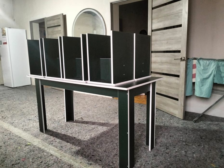 Стол со стульями новые