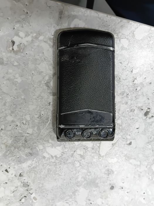 Telefon sotiladi.  VERTU