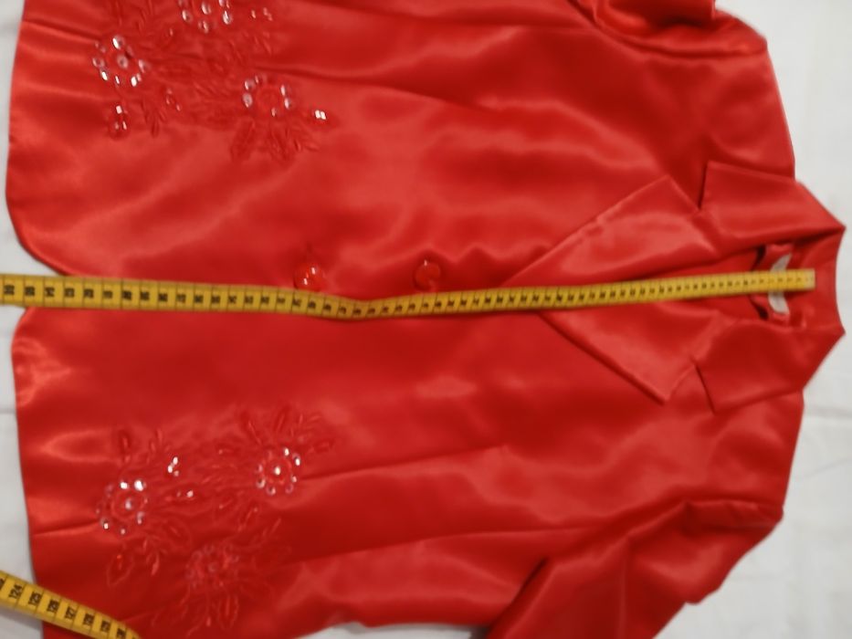 Costum de șaten cu broderie roșu